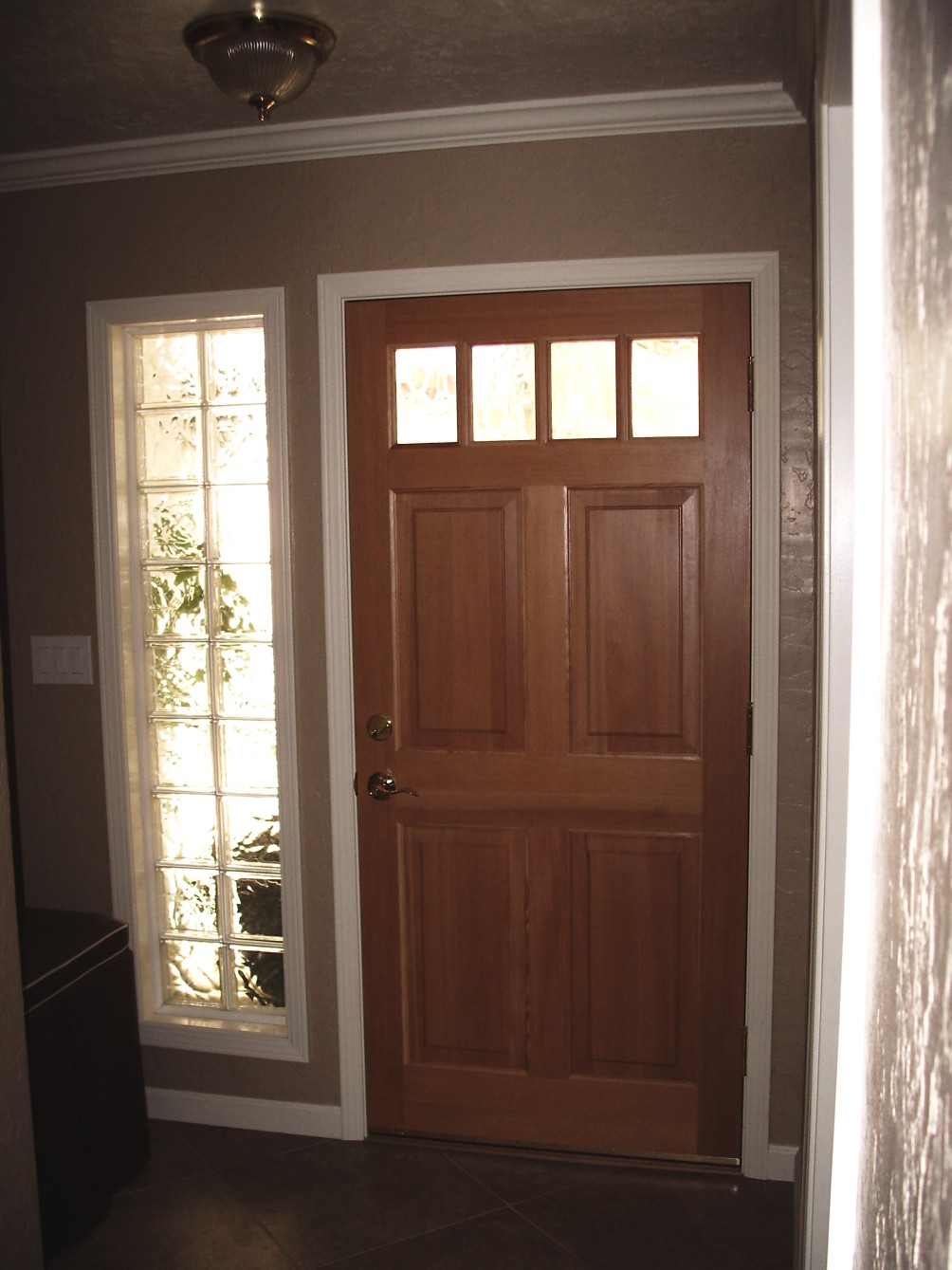 Interior entry w sidelight
