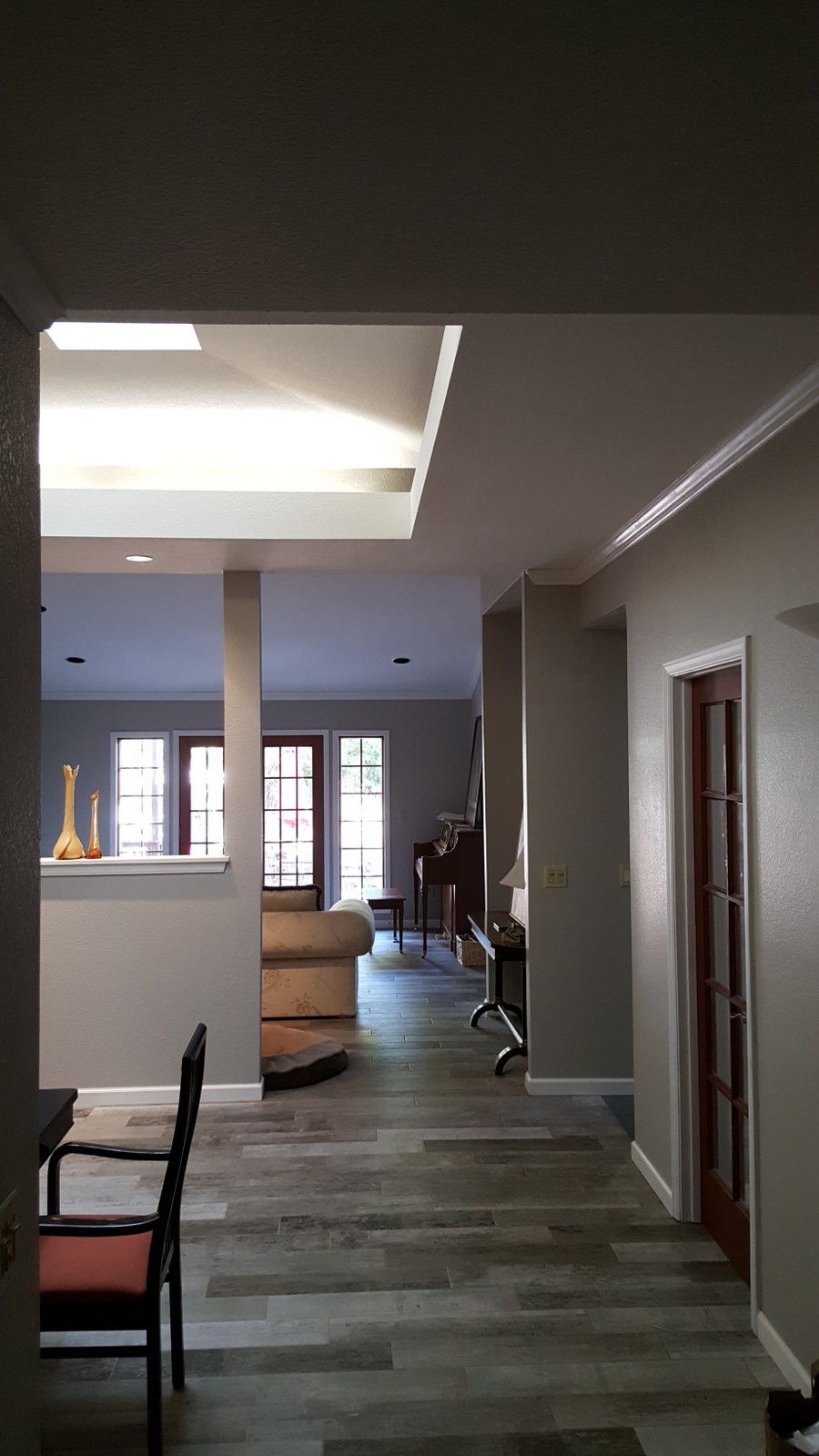 Skylight well with perimeter lighting shelf